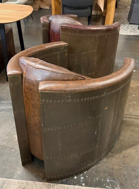 Chaise en cuir à dossier canalisé