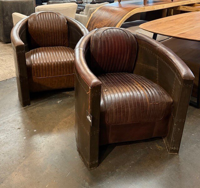 Chaise en cuir à dossier canalisé
