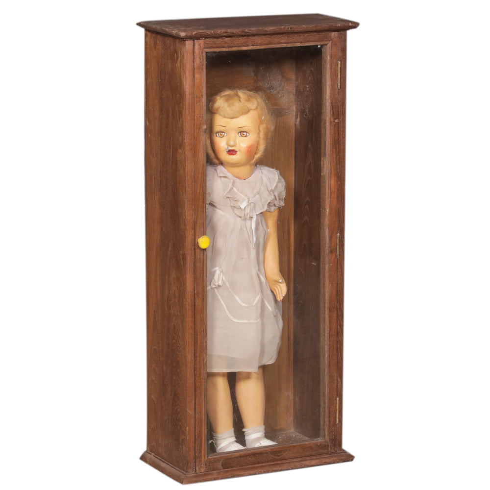 Armoire artisanale avec poupée