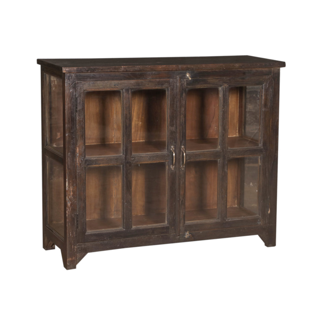 Armoire en bois foncé avec verre