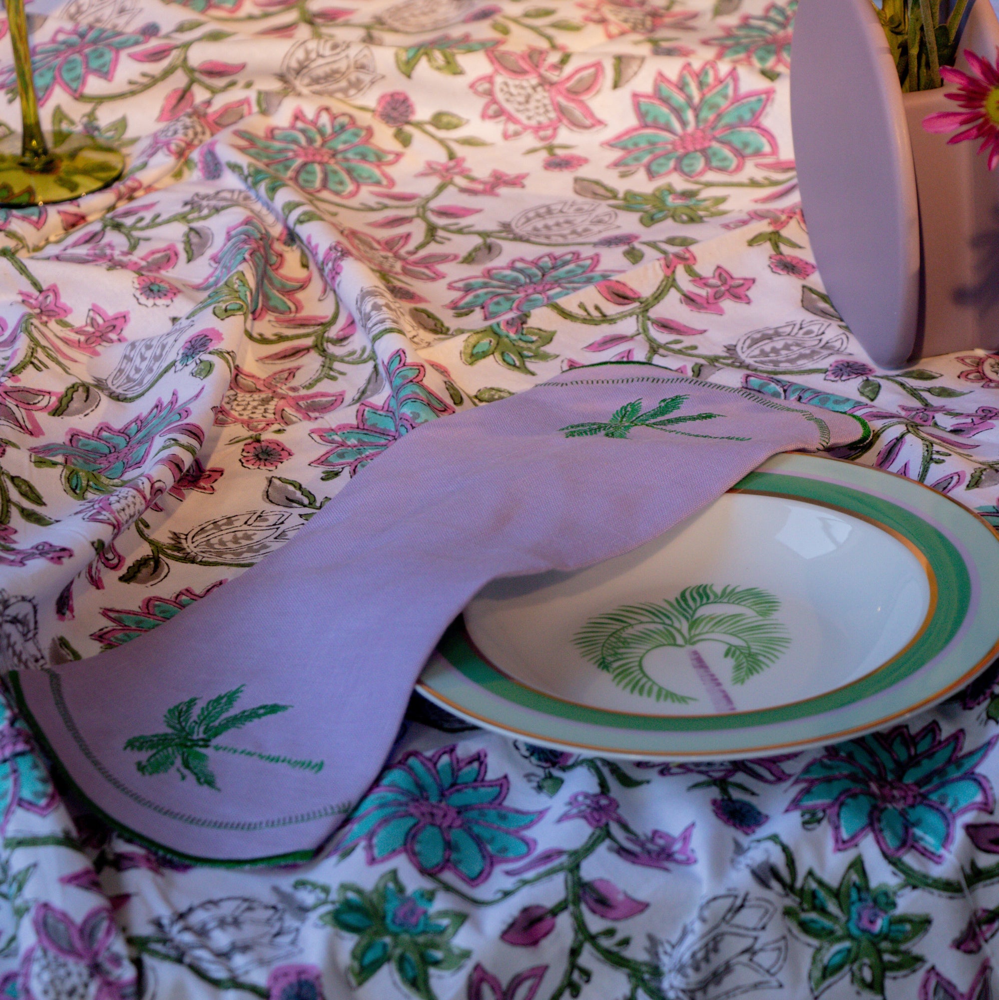 Serviettes en lin Mirage Jeweled Lilas avec broderie et bordure vertes (lot de 4)