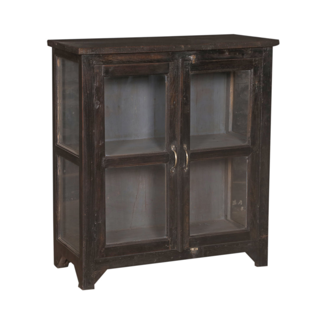 Armoire en bois foncé avec verre