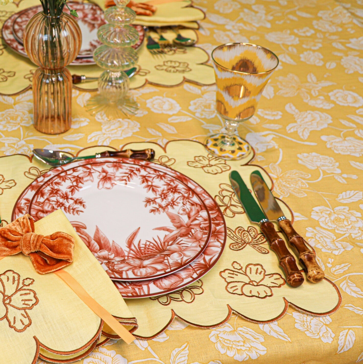 Nappe en lin Marigold Flora Parlour en blanc et moutarde