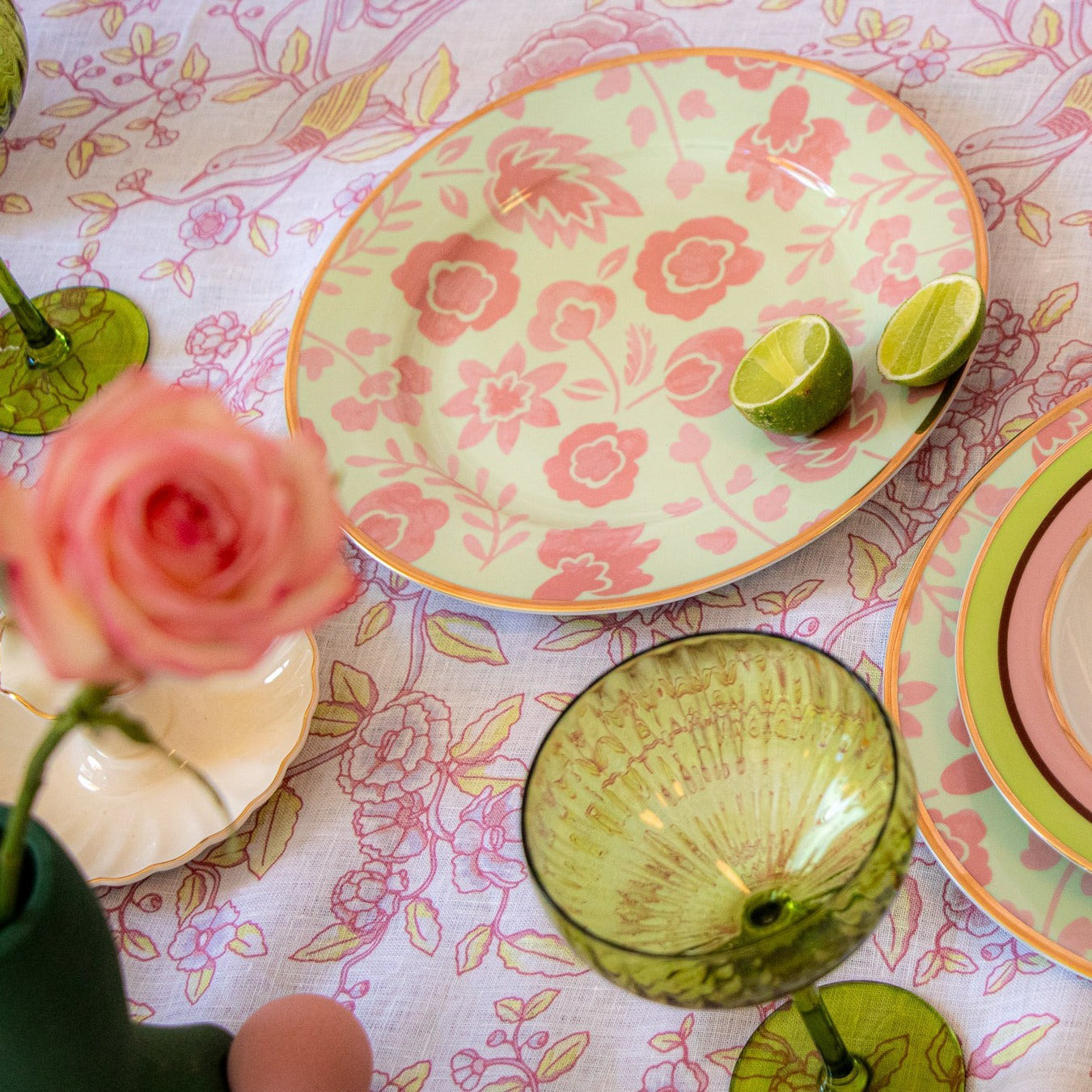 Assiette plate en forme de feuille, couleur pistache et litchi, avec bord doré peint à la main (lot de 4)