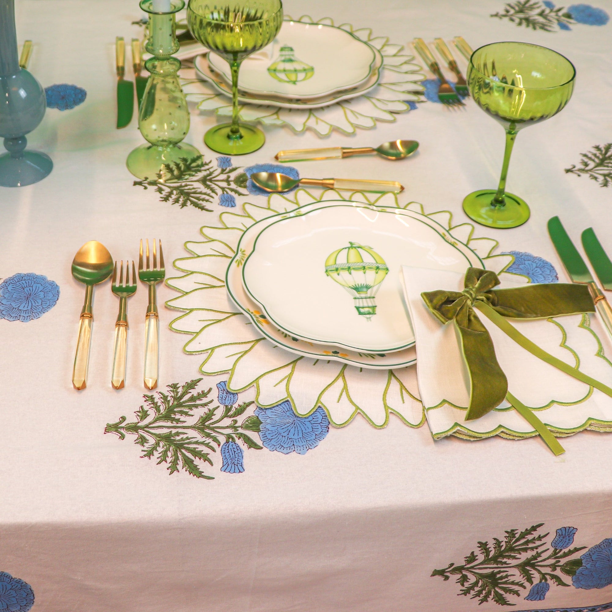 Nappe Toile de Blu Hortensia en coton blanc avec motif bleu et vert imprimé à la main