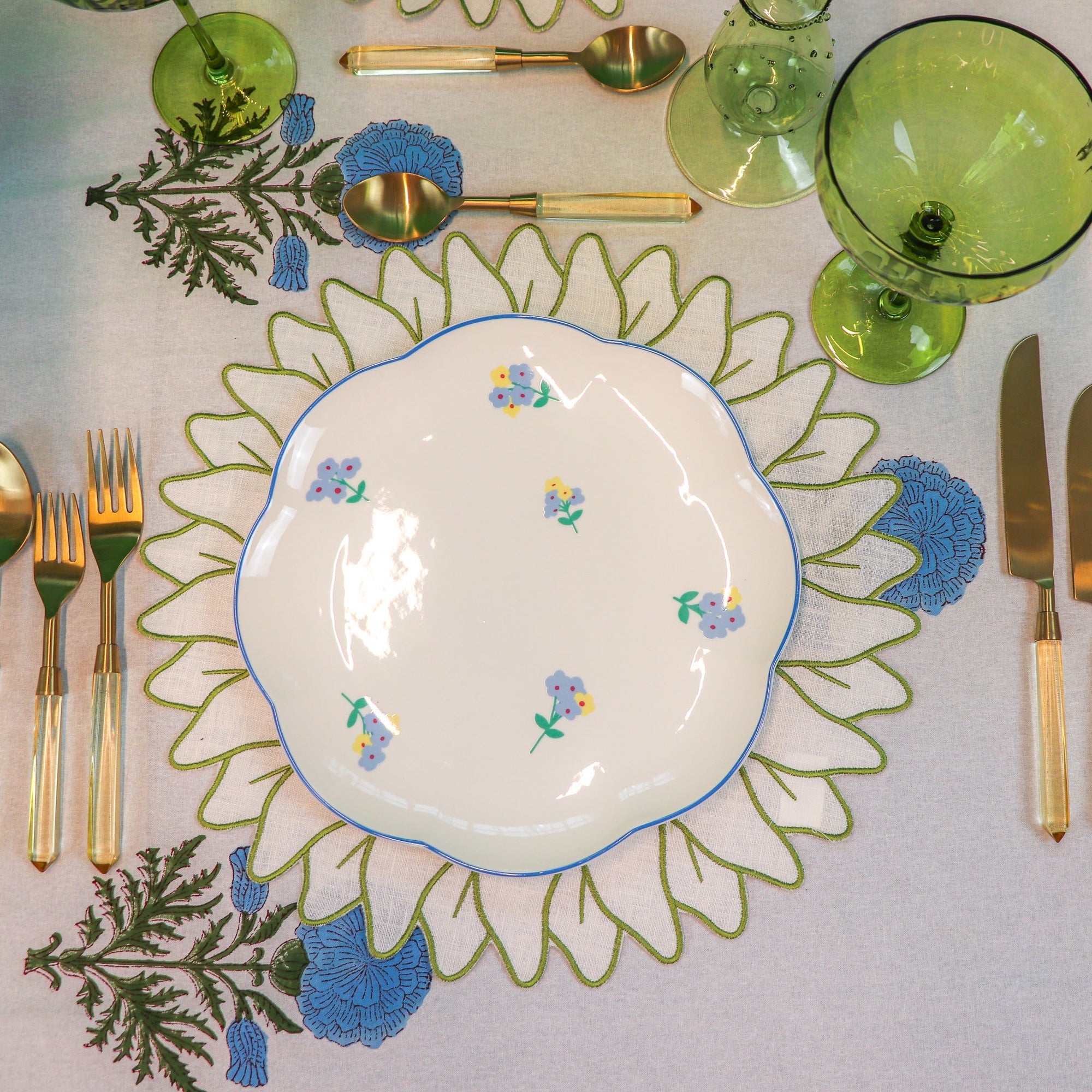Nappe Toile de Blu Hortensia en coton blanc avec motif bleu et vert imprimé à la main