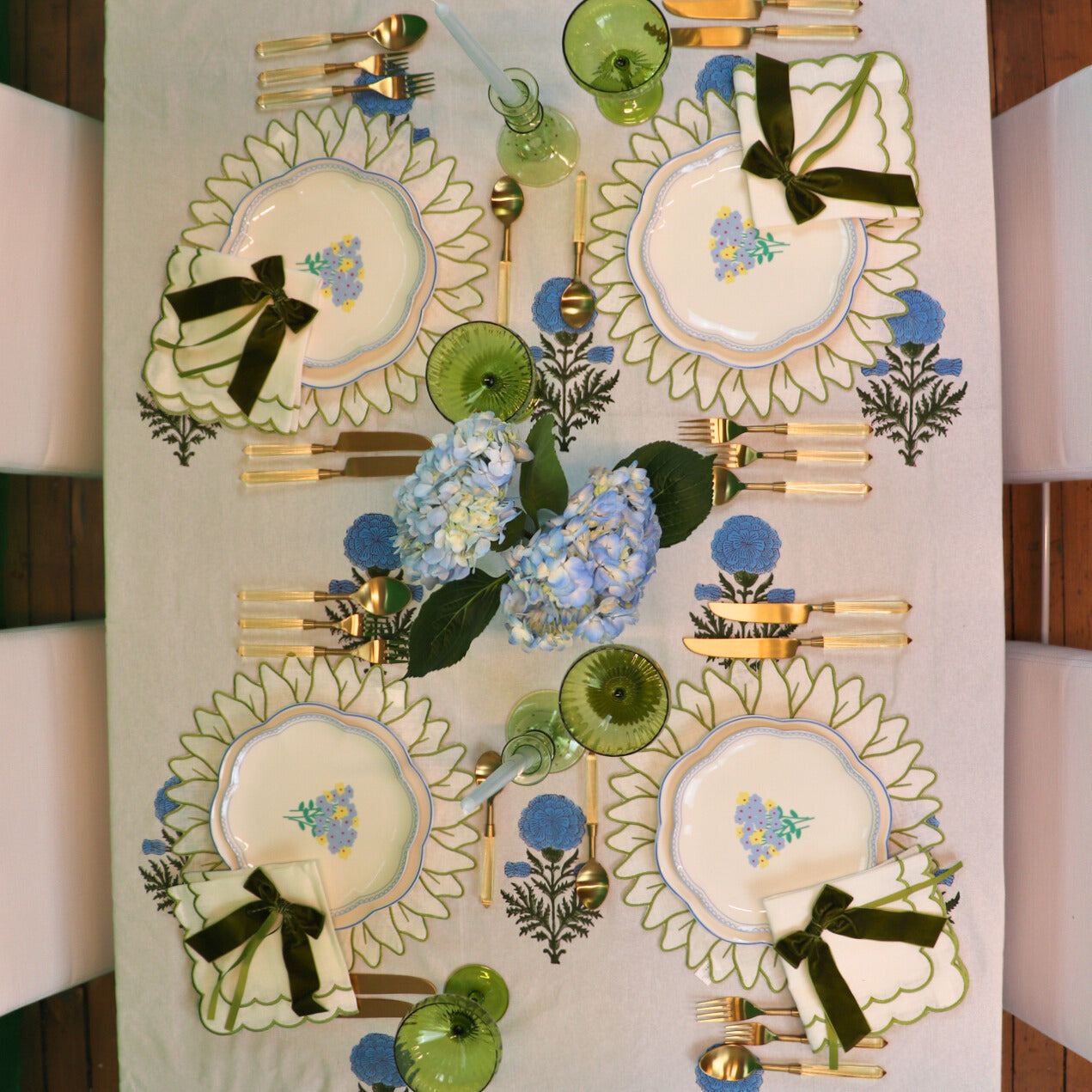 Nappe Toile de Blu Hortensia en coton blanc avec motif bleu et vert imprimé à la main
