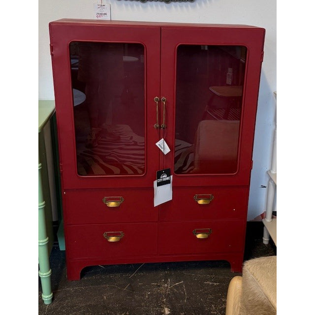Armoire en métal rouge